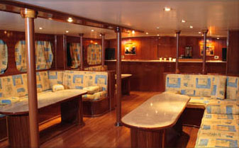 Salon intérieur sur M/Y Juliet croisiére plongée yacht à moteur à Sharm el Sheikh en Egypte